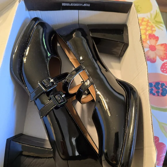 Black Patent Leather Mary Jane Shoes - Picture 6 of 8